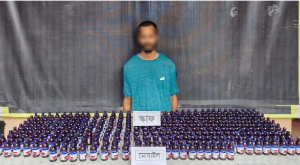কুমিল্লায়  র‌্যাব-১১ এর অভিযানে ৩৩৫ বোতল স্কাফসহ আসিফ নামে এক মাদক ব্যবসায়ীকে গ্রেফতার